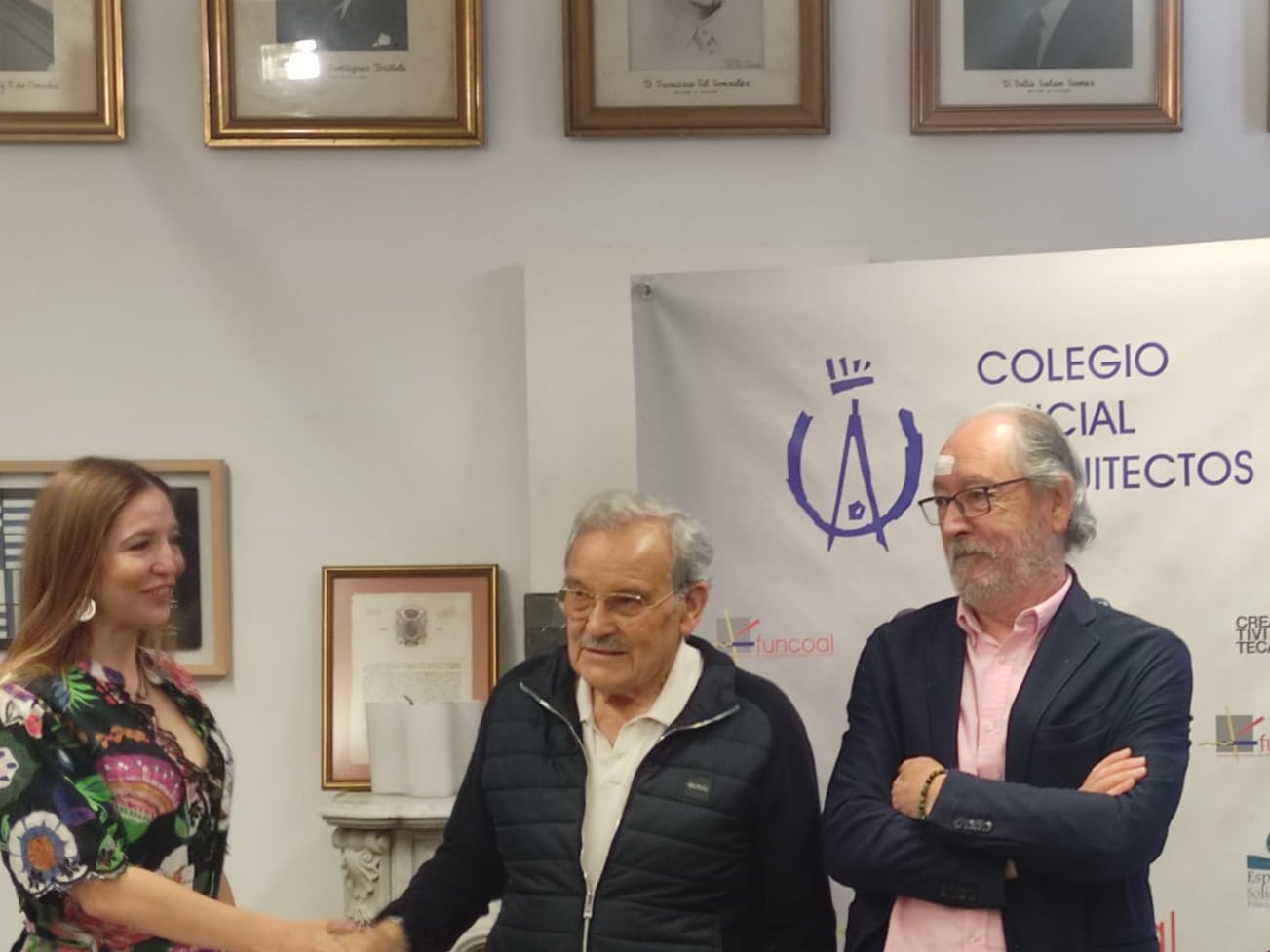 José Luis Prada junto a la decana del COAL y al delegado en el Bierzo, Jesús Gorostiza