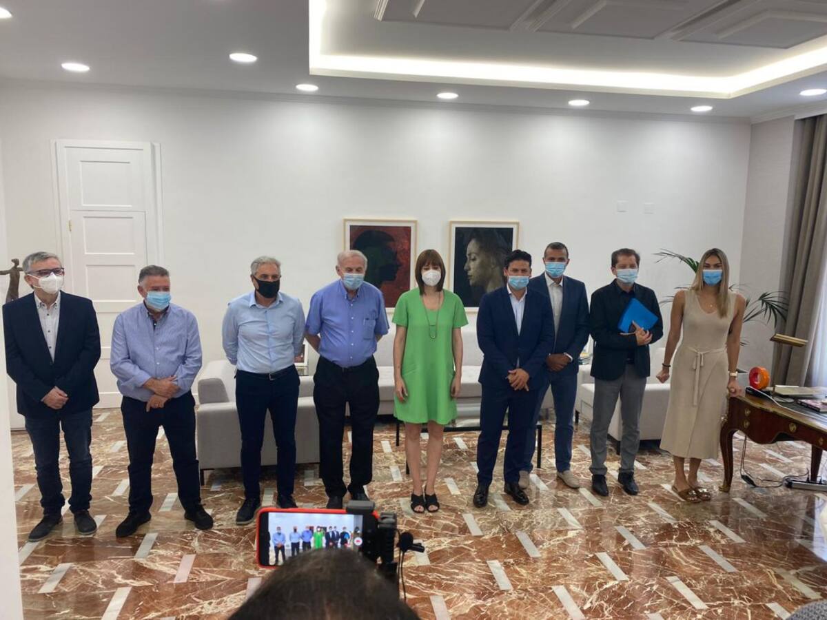 El Ayuntamiento de Gandia recibe a los tres clubes que se fusionarán para crear el nuevo CF Gandia