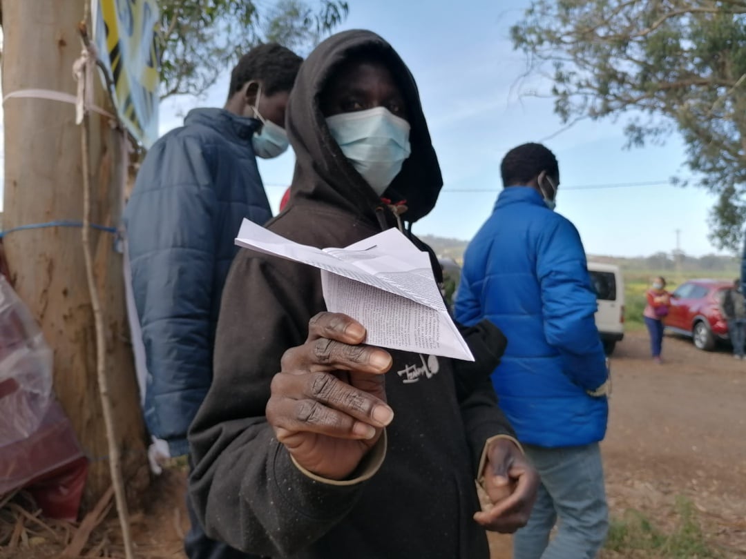 Un grupo de personas migrantes protestaron frente al campamento de Las Raíces en una manifestación multitudinaria para exigir la continuación de su viaje