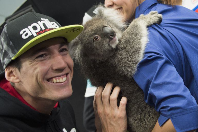 Aleix Espargaró sonríe junto a un koala en Phillip Island