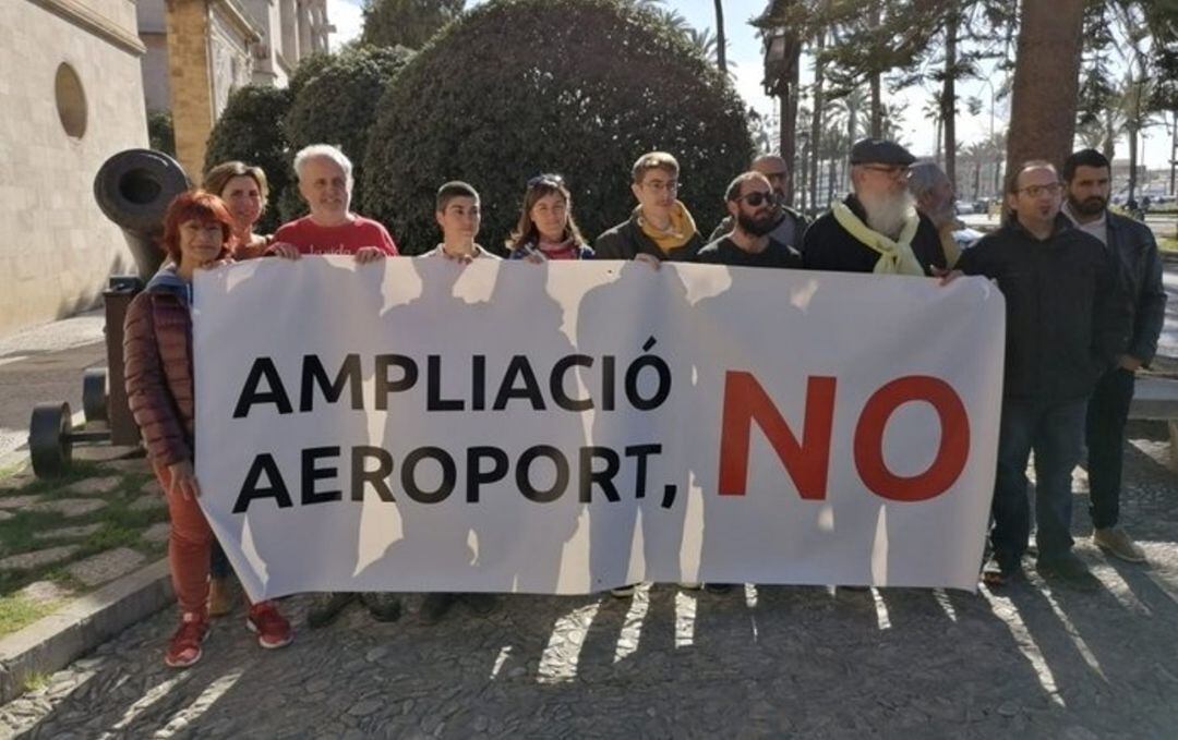 Imagen de archivo de una de las protestas frente al Consolat rechazando la ampliación de Son Sant Joan