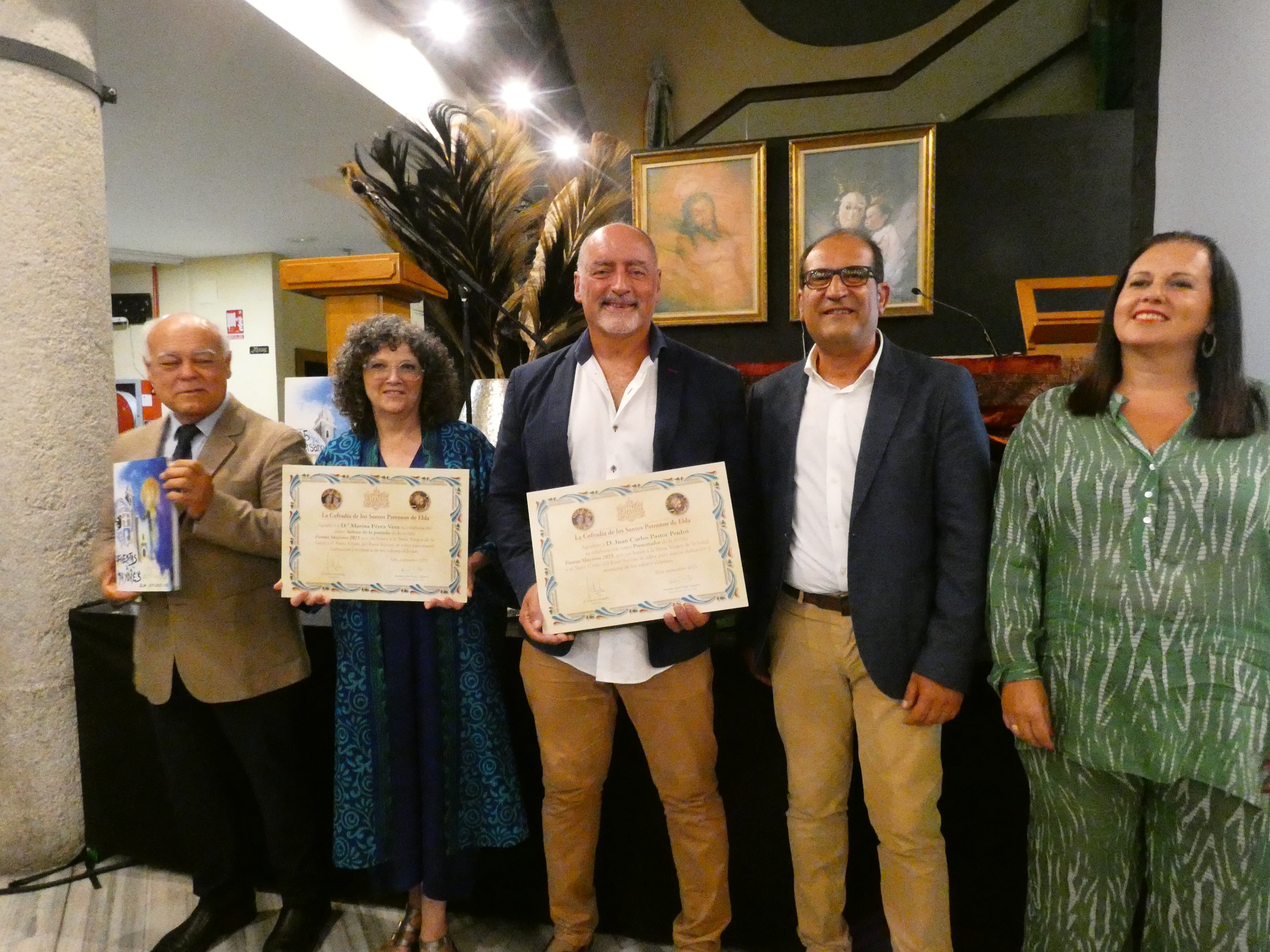 Presentación de la revista de Fiestas Mayores de Elda 2023 / Ramón González, presidente de la Cofradía de los Santos Patronos, Marina Pérez, autora de la portada, Juan Carlos Pastor, presentador, David Guardiola, concejal de Fiestas de Elda y Mª Dolores Soler, pregonera 2023