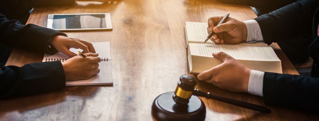 Abogados durante una reunión