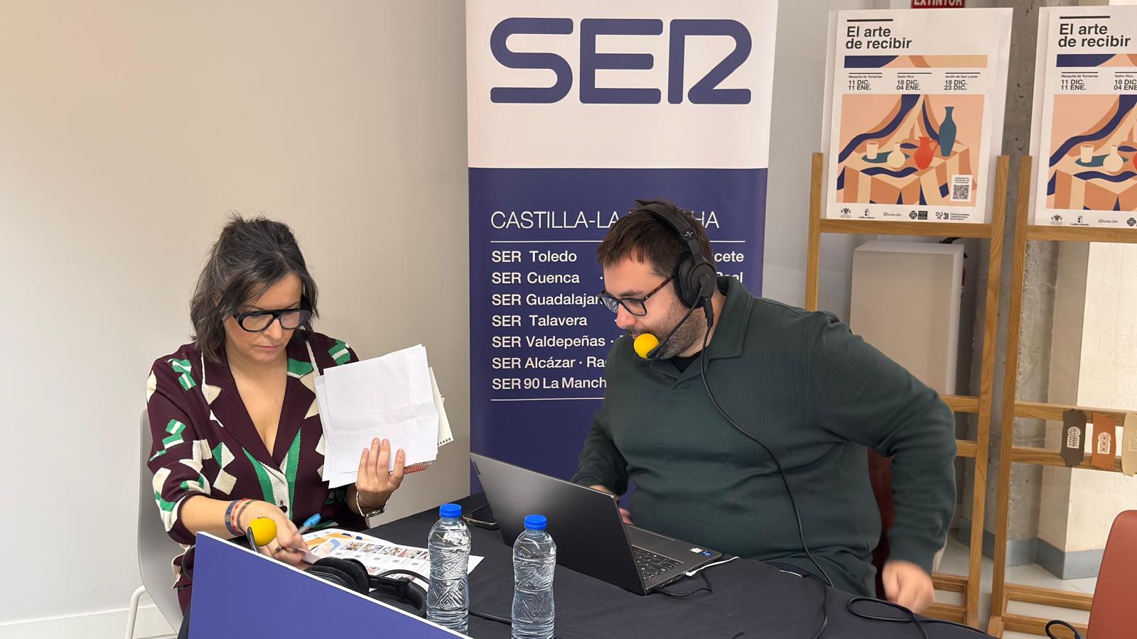 Maribel Uriel, colaboradora de la SER, junto a Carlos Abengózar, director de 'Hoy por Hoy Toledo'