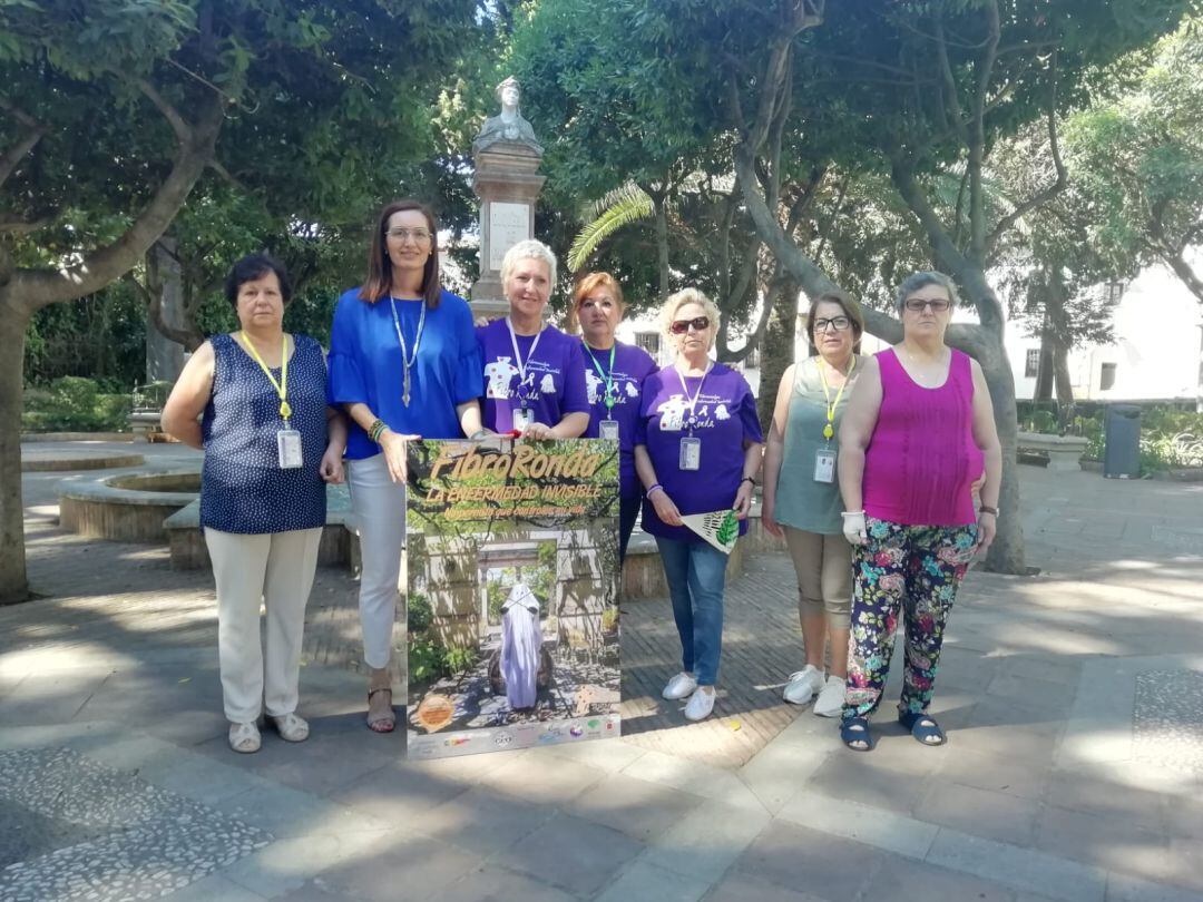 La edil Cristina Durán junto a las componentes de &#039;FibroRonda&#039;