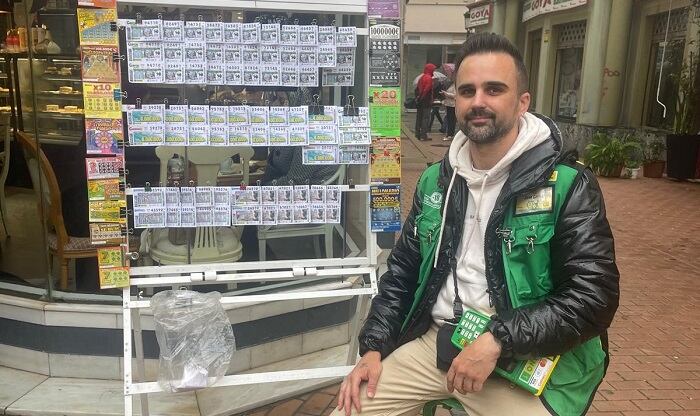 Vendedor que ha entregado el premio en La Línea