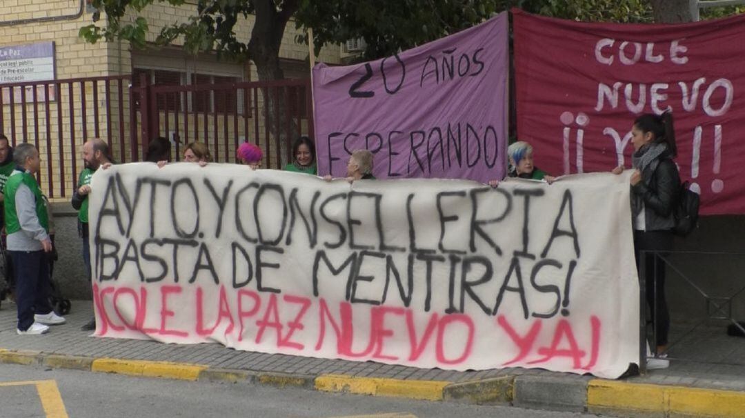 Manifestación de los padres del CEIP La Paz de Torrellano