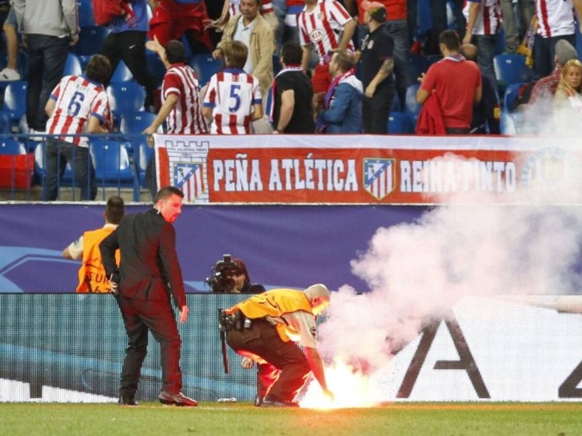 Lluvia de bengalas en el Calderón