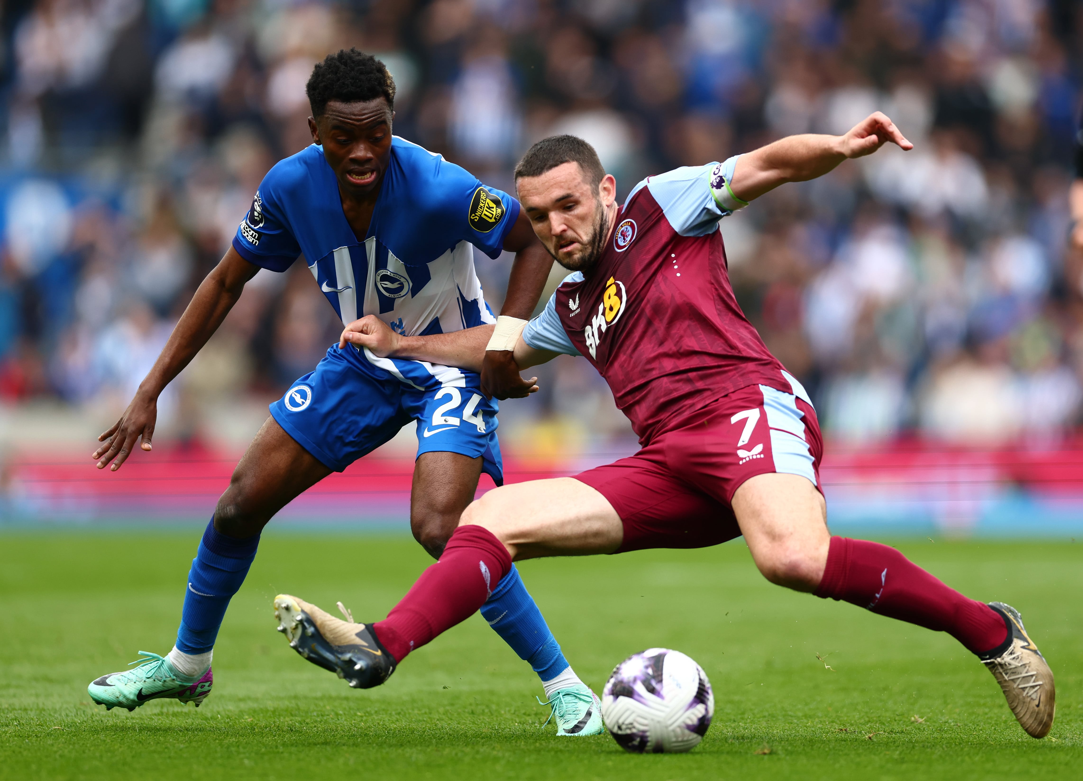 Simon Adingra y John McGinn disputan un balón en el encuentro de Premier League entre Brighton y Aston Villa