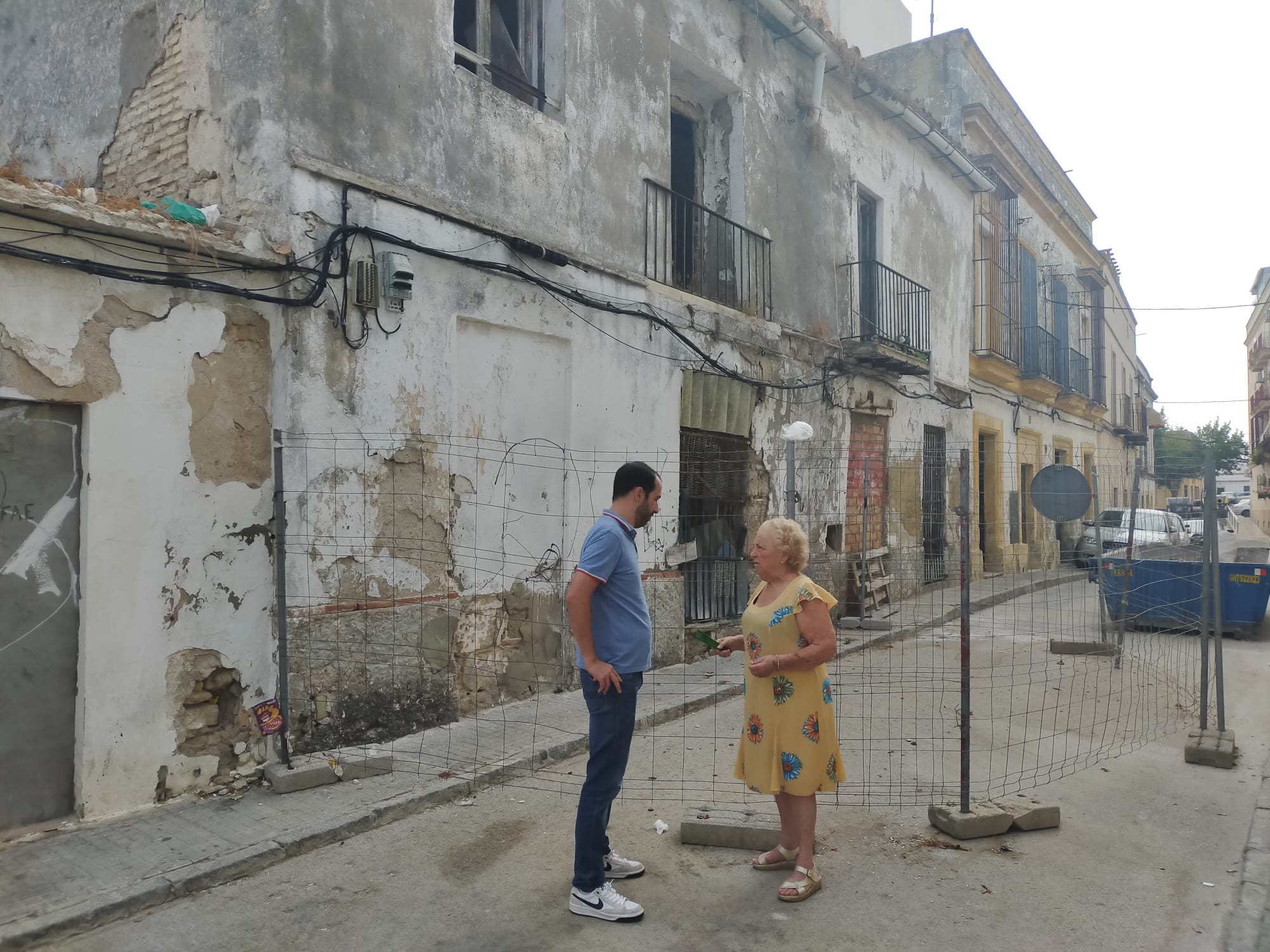 Santiago Casal habla con una vecina de la zona