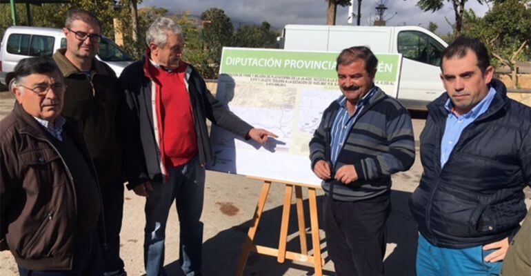 El diputado de Infraestructuras Municipales, José Castro (segundo por la derecha), en la presentación de las obras.