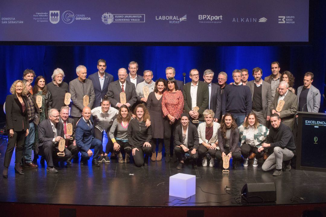 Los premiados junto con autoridades y representates de Radio San Sebastián