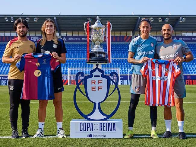 Entrenadores y capitanas del FC Barcelona y At. Madrid en la previa de la final de la Copa de la Reina en El Alcoraz en Huesca