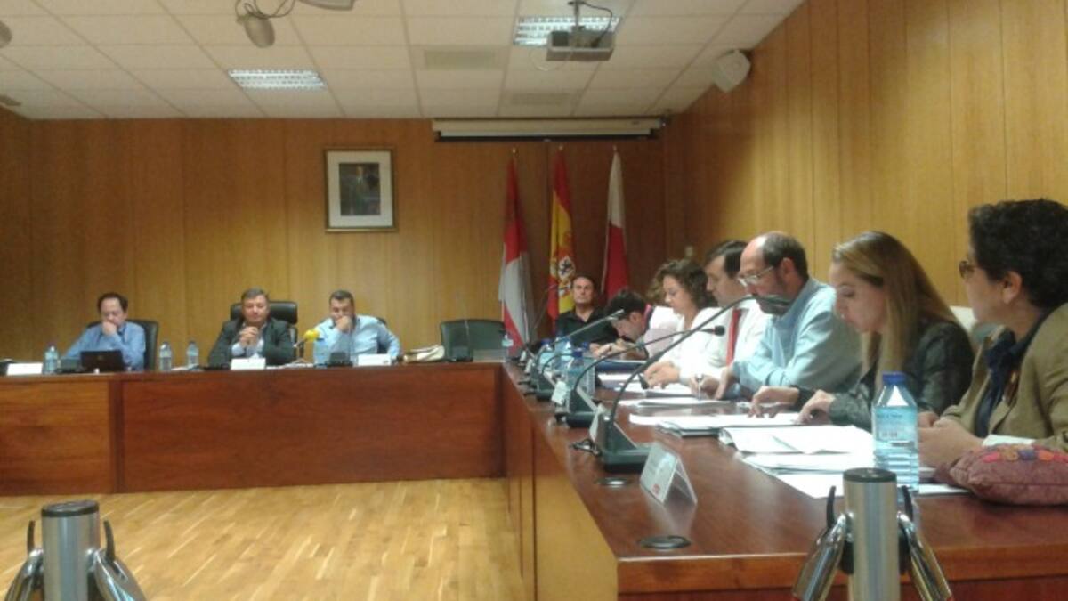 Los 11 concejales independientes, acusados de "complicidad", arropan al alcalde de Arroyo