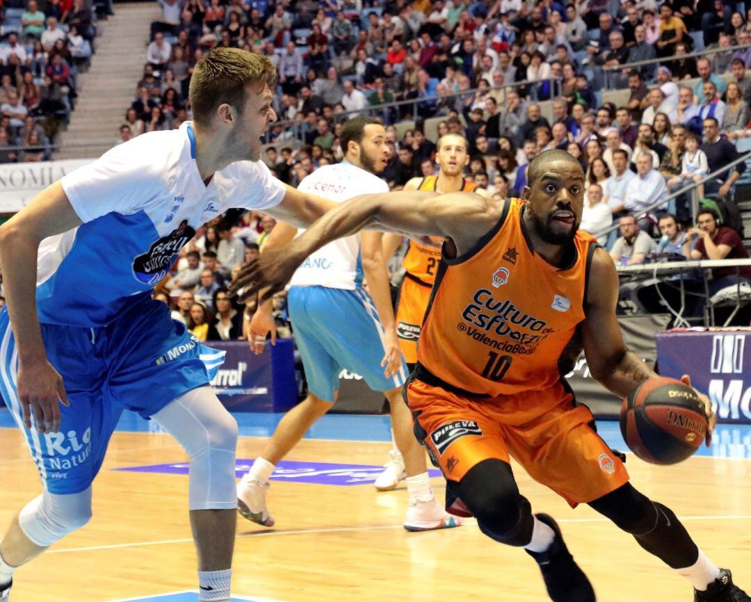 El pívot del Valencia Basket Will Thomas (d) trata de superar la defensa de Nick Spires, del Monbus Obradoiro, durante el partido de la Liga Endesa de baloncesto disputado esta tarde en el Multiusos de Sar, en Santiago de Compostela.