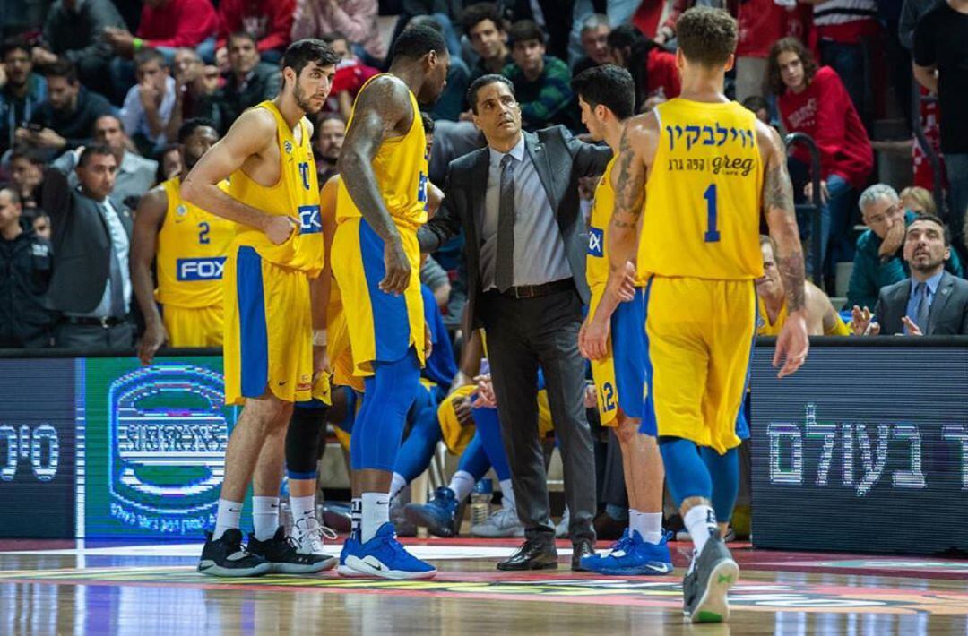 Sfairopoulos da instrucciones a sus jugadores en Tel Aviv.