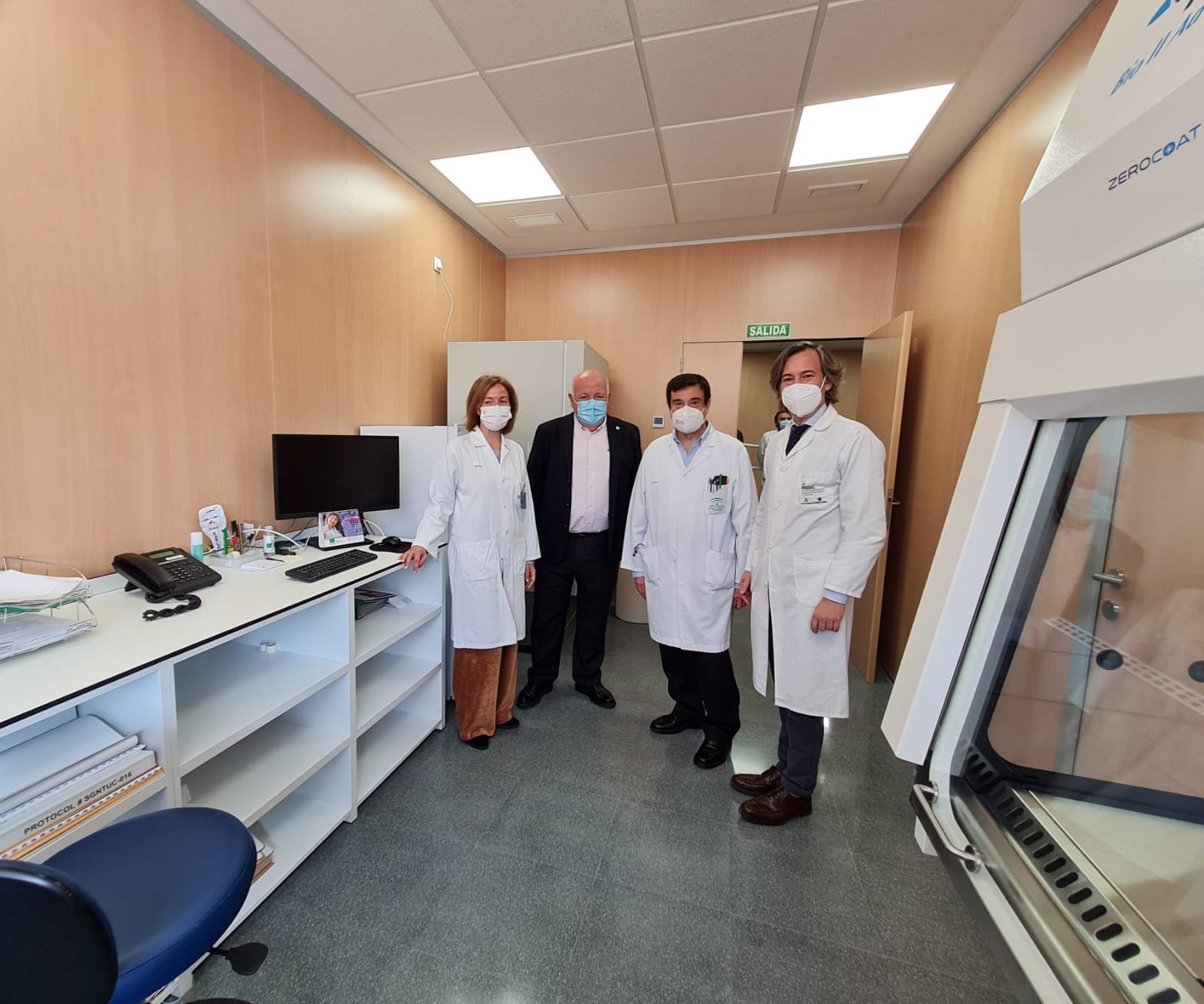 El consejero de Salud y Familias de la Junta, Jesús Aguirre con la gerente del Hospital Reina Sofía, Valle García, y con el equipo de Oncología Médica del Hospital Reina Sofía