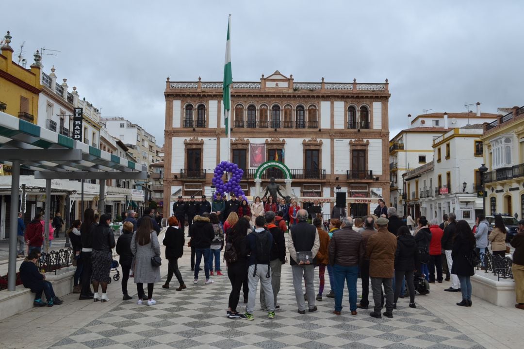 Medio centenar de personas acudieron al acto que se desarrolló en la plaza del Socorro