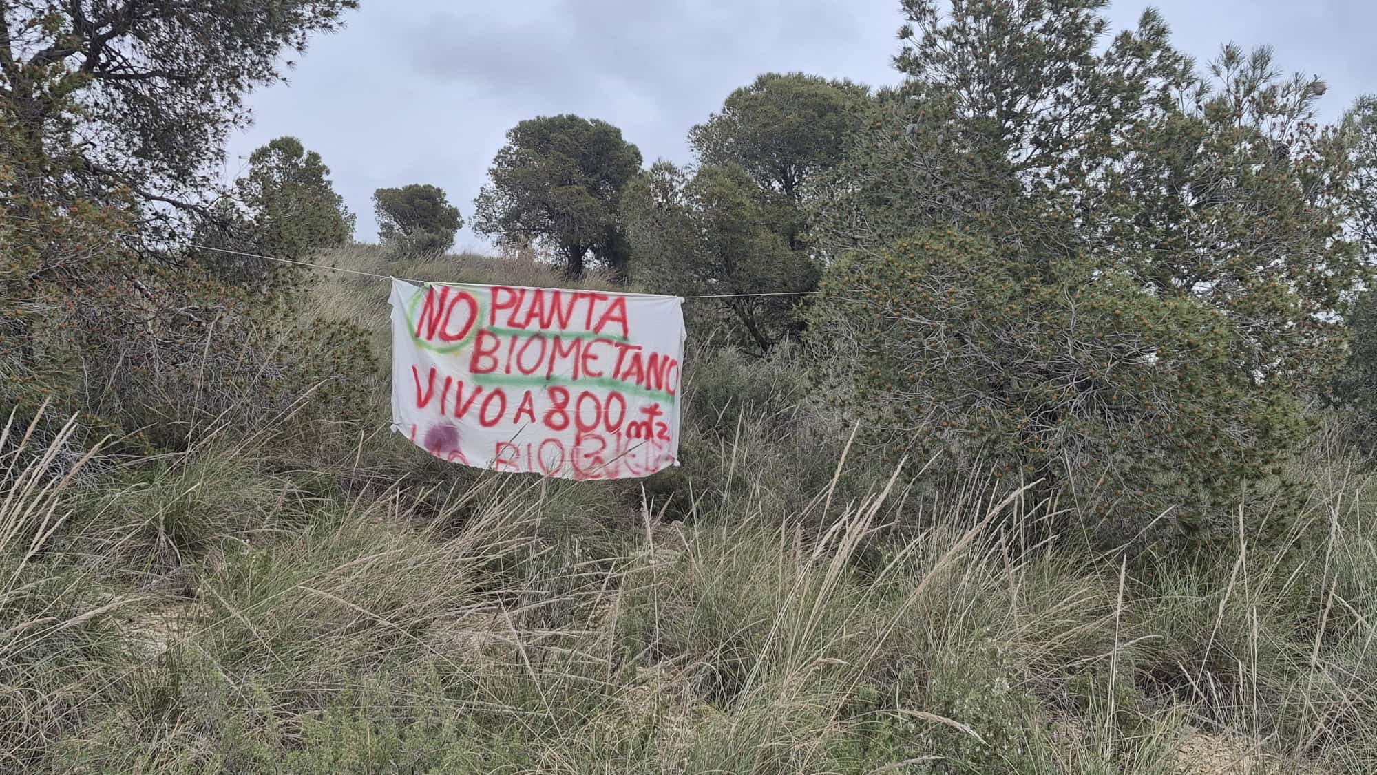 Cartel de "No a la planta de biometano" en Llíria