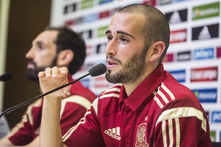 Aleix Vidal junto a Juanfran Torres, durante la rueda de prensa de la selección