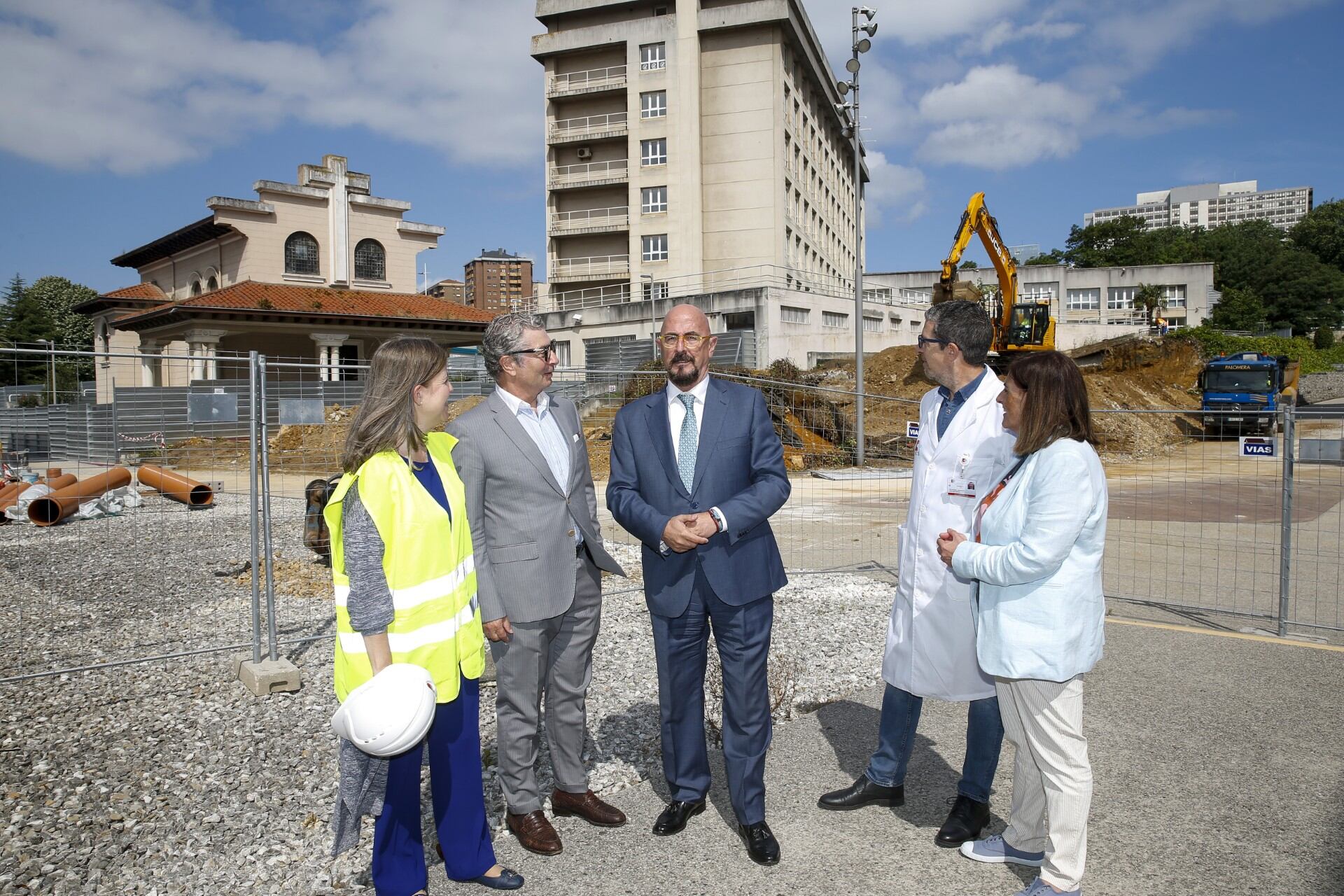 César Pascual en la presentación de los inicios de la excavación para la Unidad de Protonterapia del Hospital Marqués de Valdecilla