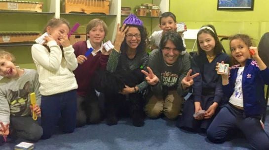 Michiko Yurko e Iván García junto a un grupo de alumnos en la escuela Arcos de Madrid.