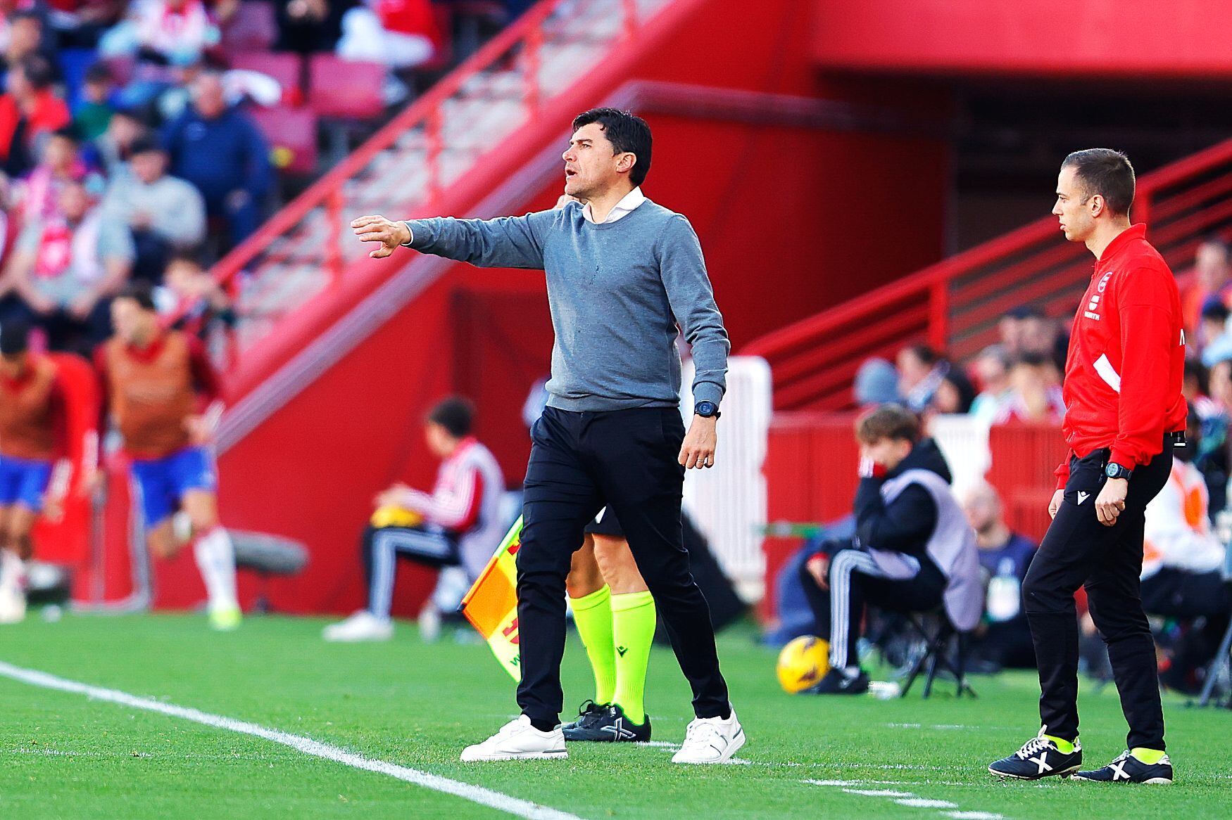 El &#039;Cacique&#039; Medina dirigiendo al Granada contra el Almería.