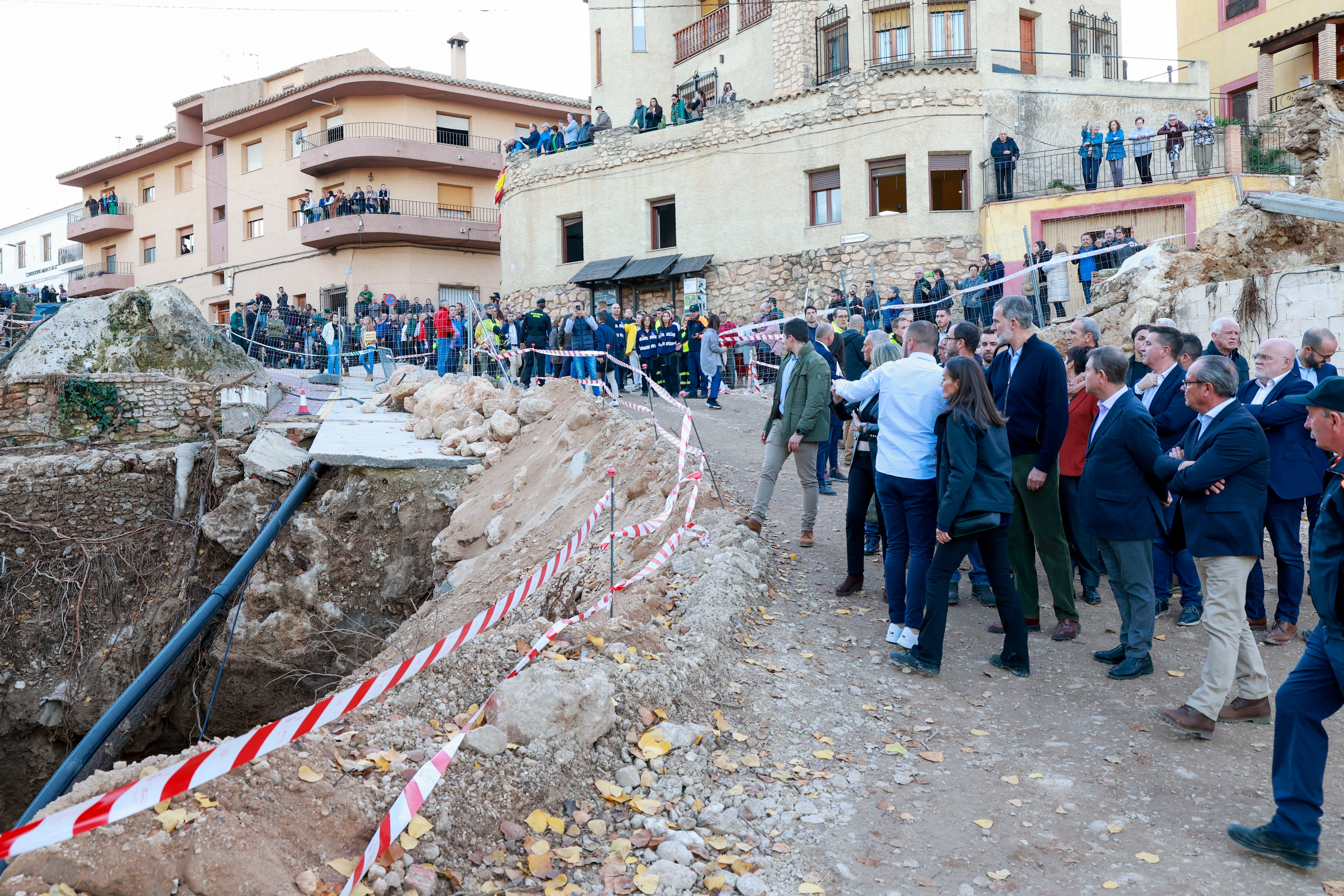 LETUR (ALBACETE), 19/11/2024.- La reina Letizia y el rey Felipe VI observan en Letur, Albacete, los destrozos de las lluvias durante su visita este martes a distintas localidades afectadas tras la dana del pasado 29 de octubre. EFE/ Francisco Gómez/Casa De SM El Rey/SÓLO USO EDITORIAL/SÓLO DISPONIBLE PARA ILUSTRAR LA NOTICIA QUE ACOMPAÑA (CRÉDITO OBLIGATORIO)
