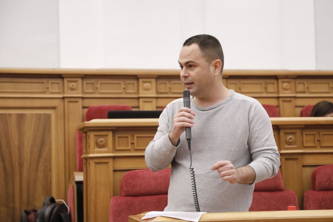 David Llorente durante una intervención en el Pleno de las Cortes