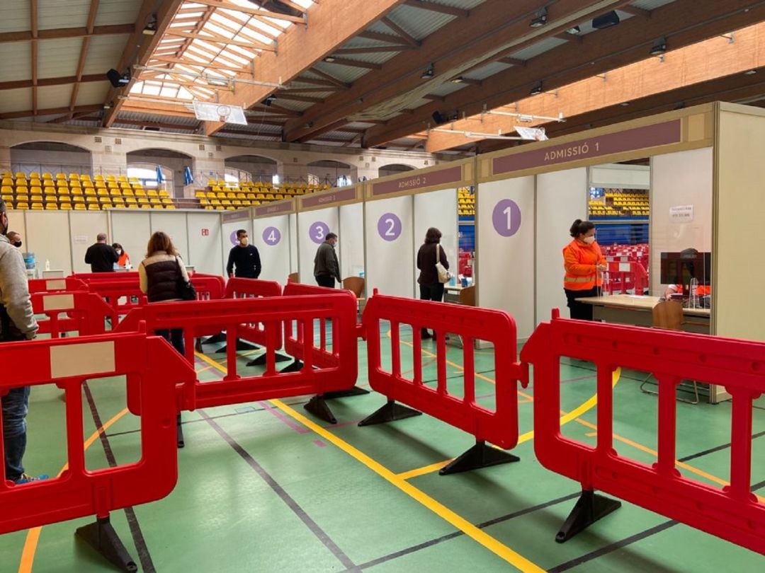 Punto de vacunación del polideportivo Germans Escalas de Palma