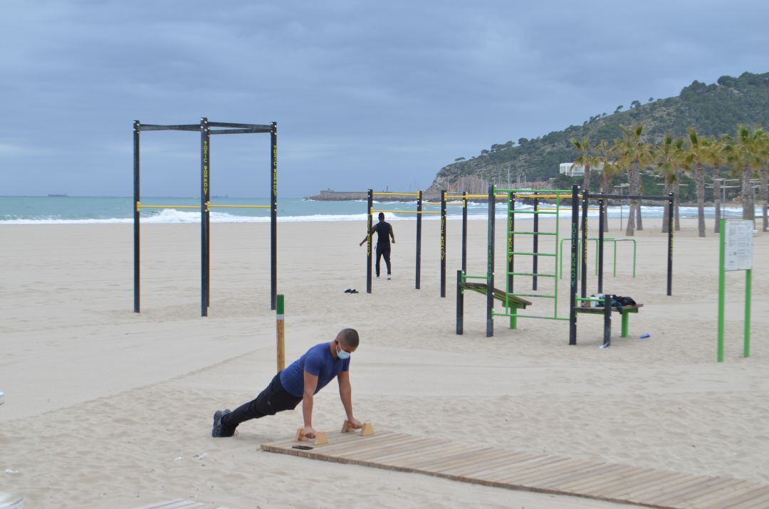 Barras calistenia en la playa de la Concha de Oropesa