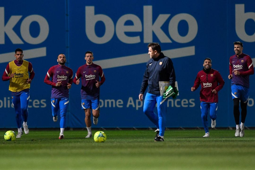 Alves y Lenglet, positivo en COVID-19. 