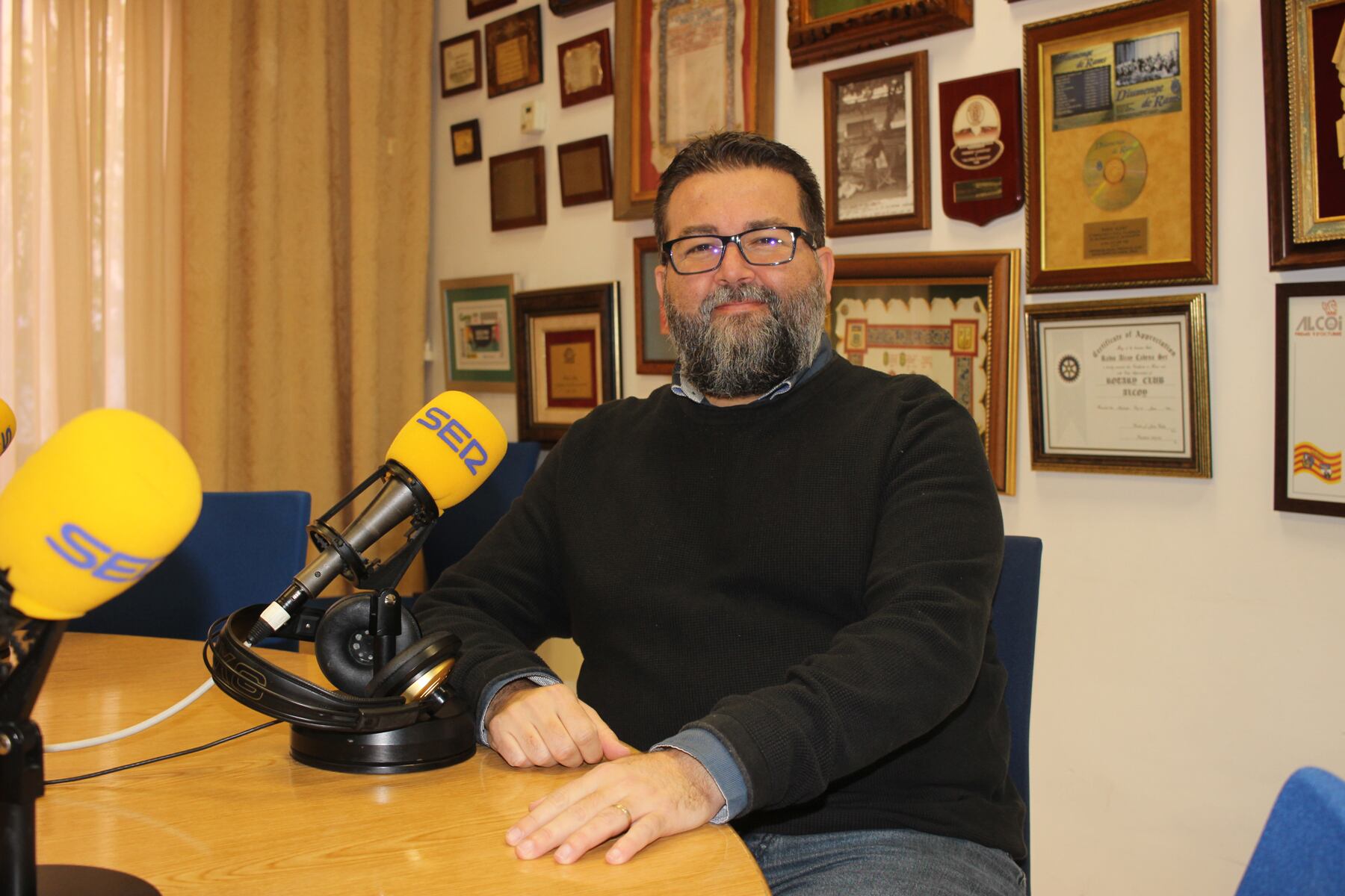 L'historiador Lluís Vidal, en l'estudi central de Radio Alcoy