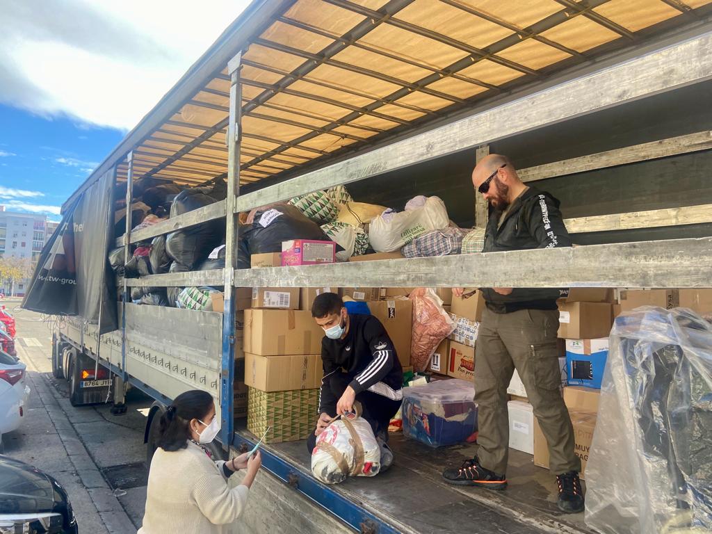 Voluntarios cordobeses cargan un camión con ayuda humanitaria para Ucrania