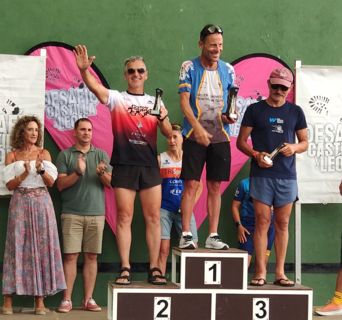 Luis Villán (i) logró el subcampeonato de Castilla y León de triatlón de media distancia en veteranos 2