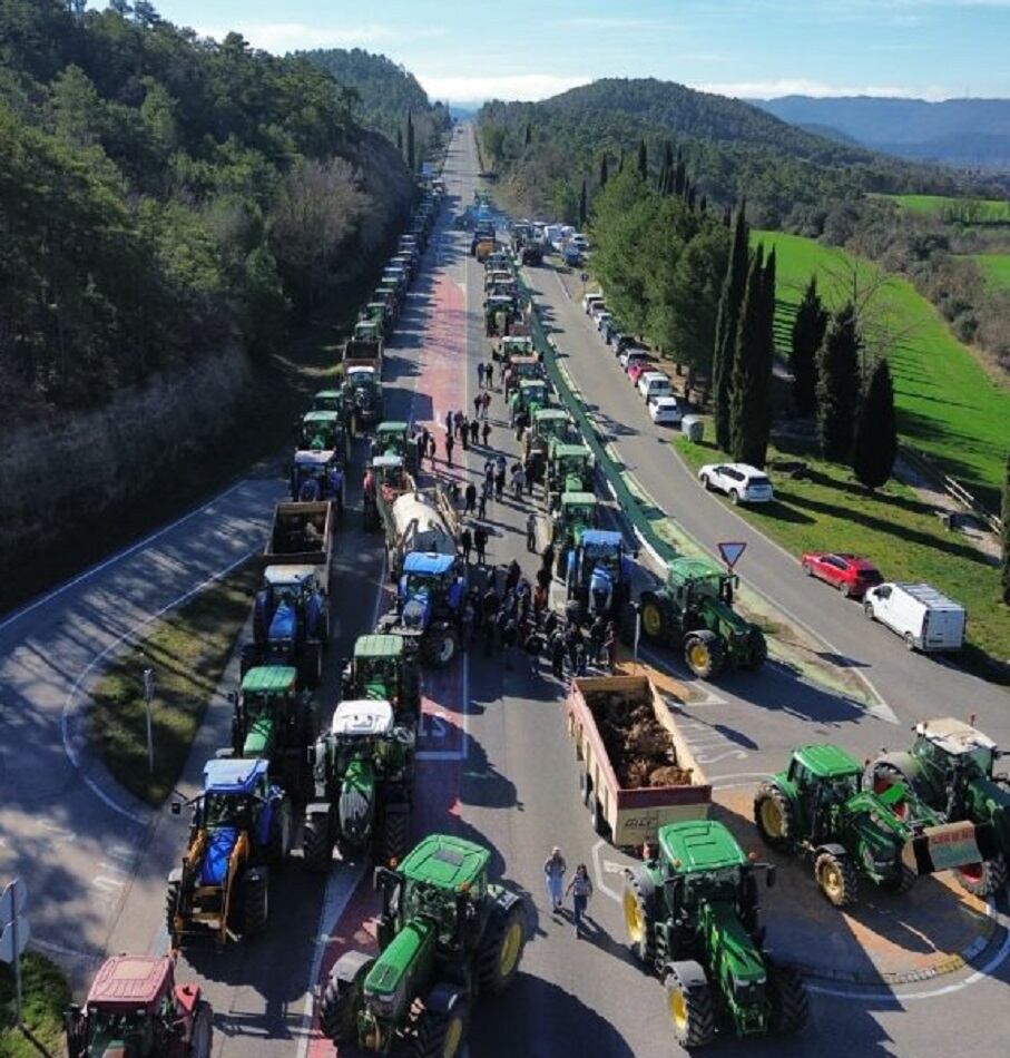 Una cinquantena de tractors tallen la C-14 a l&#039;alçada de Basella en una nova jornada de protestes dels pagesos catalans.