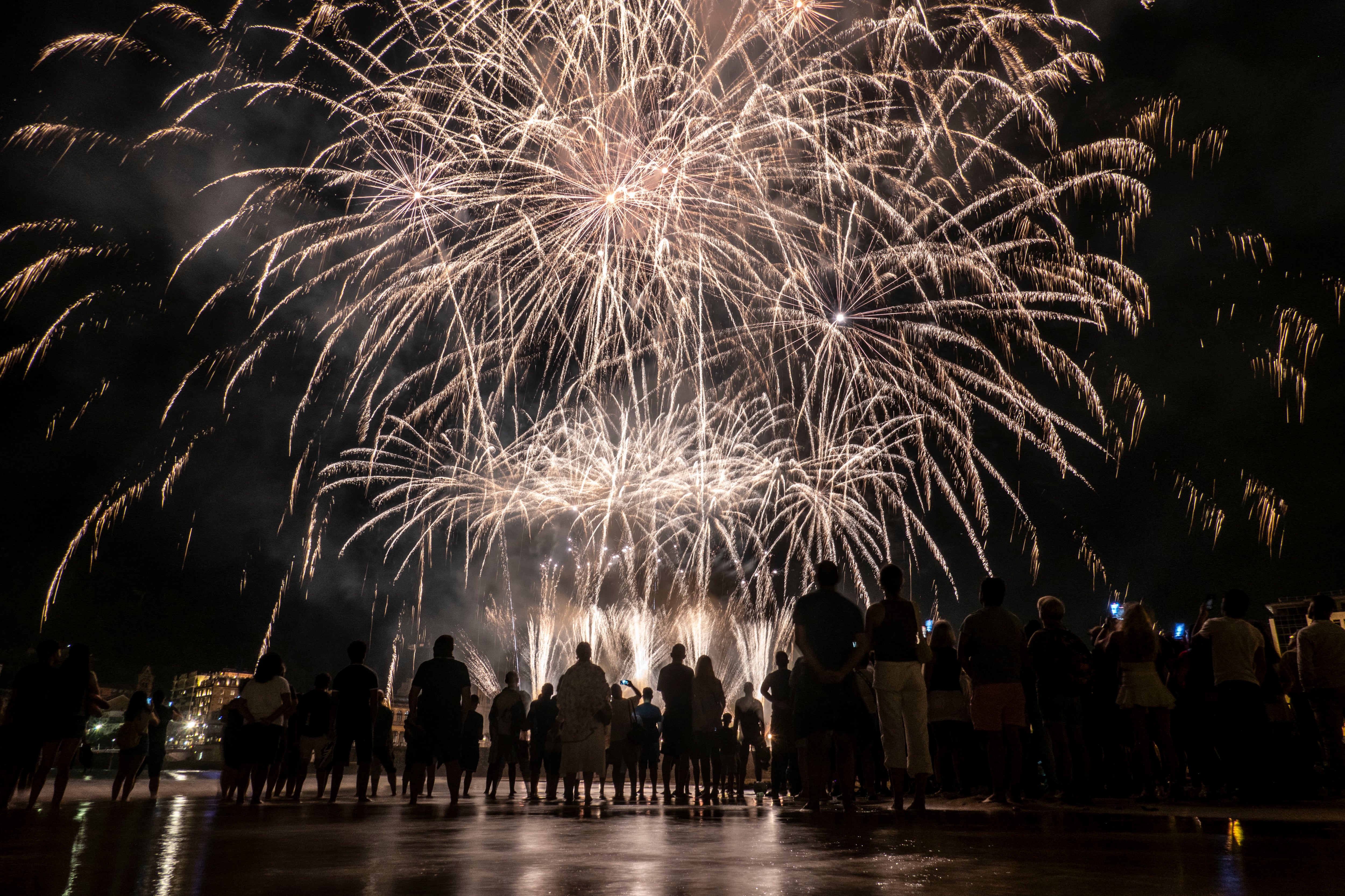 SAN SEBASTIÁN, 15/08/2024.- Vista de la colección de la Pirotecnia Valenciana que ha participado este jueves en el 59 concurso de fuegos artificiales de la Semana Grande de San Sebastián. EFE/Javier Etxezarreta
