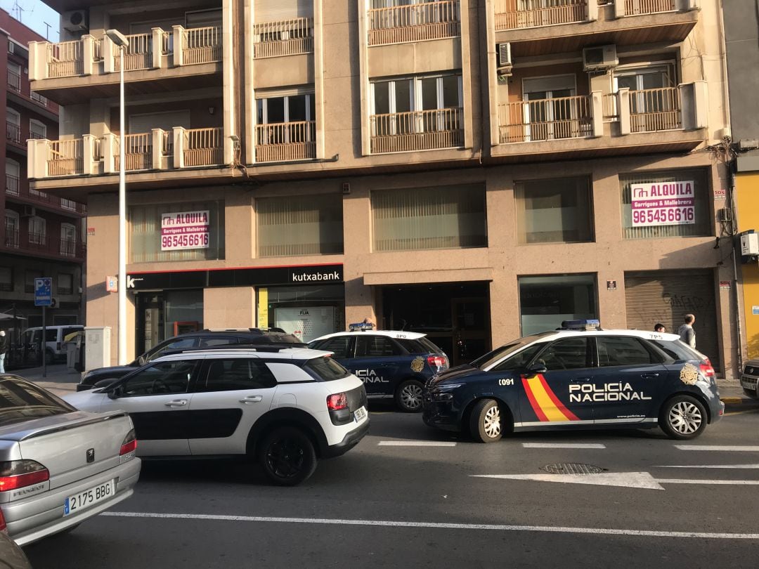 Desde primera hora varios coches de policia han acudido al domicilio