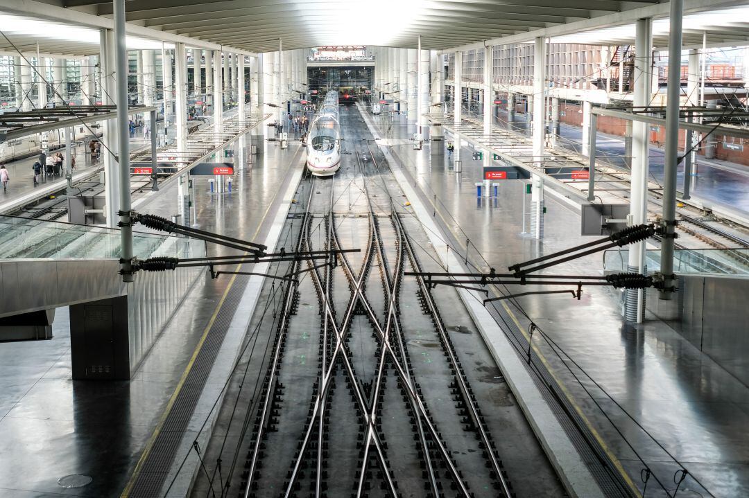 Un tren de Renfe en una estación de trenes