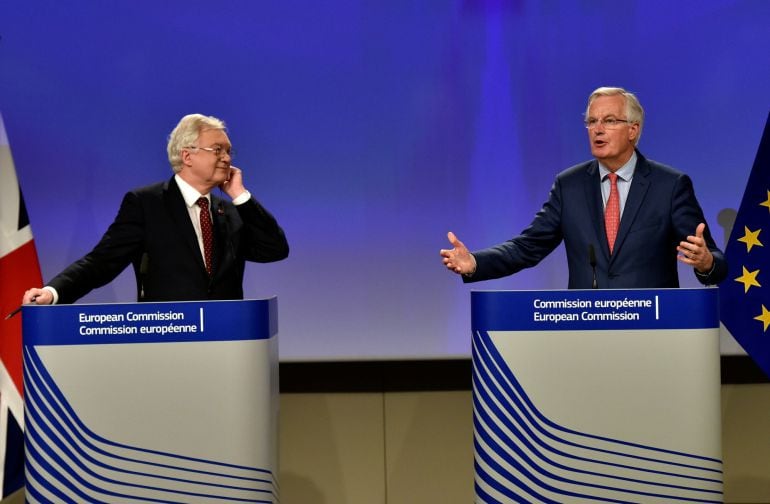 El Secretario de Estado británico para la salida de la UE, David Davis y el negociador del Brexit de la UE Michel Barnier el pasado viernes durante una rueda de prensa