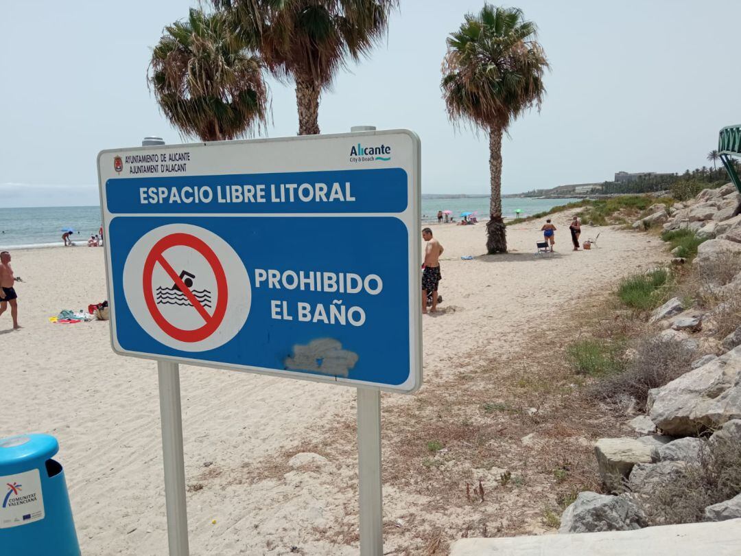 Cartel del Ayuntamiento de Alicante, prohibiendo el baño en la playa de San Gabriel.