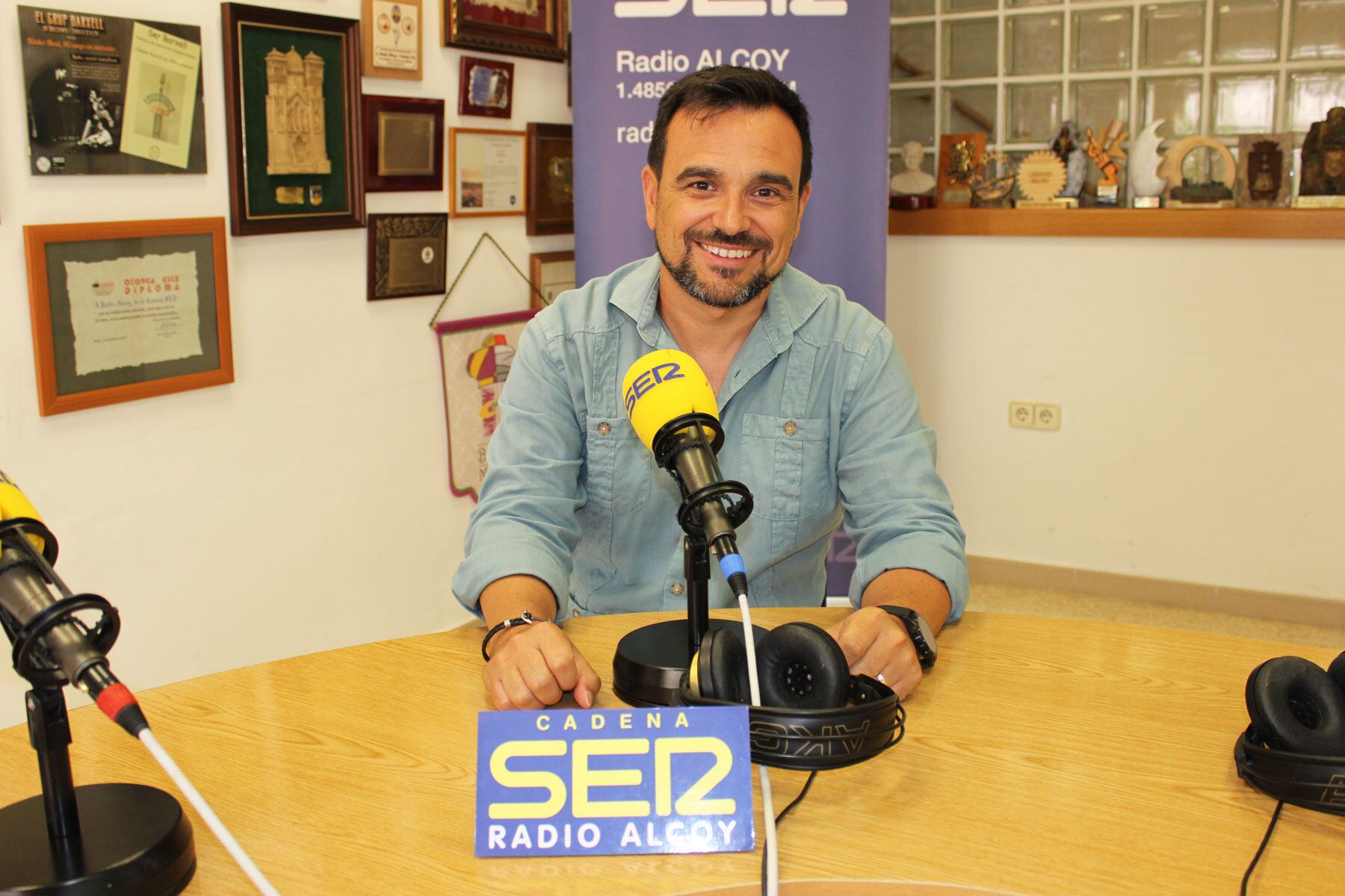 Nacho Palmer, regidor de Festes i Cultura de Benasau, en l'estudi central de Radio Alcoy