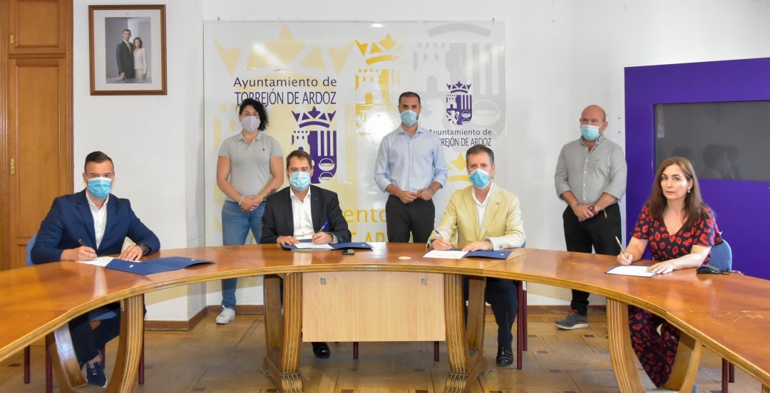 Firma del Pacto por Torrejón (PP, PSOE, Podemos)