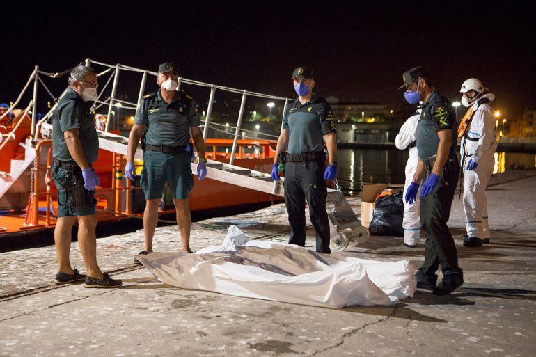 Llegada al puerto de Motril de los inmigrantes rescatados por Salvamento Marítimo cuando navegaban en una patera semihundida, entre los que había cinco cadáveres