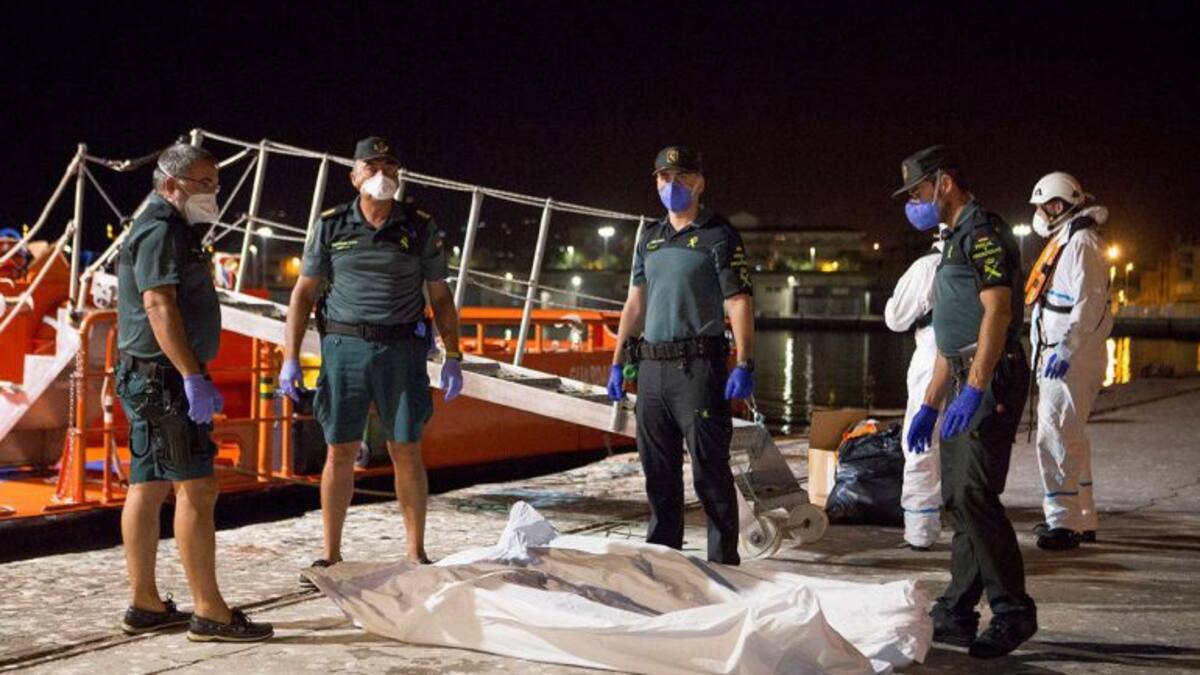 Cinco inmigrantes muertos al caer al mar de una patera semihundida