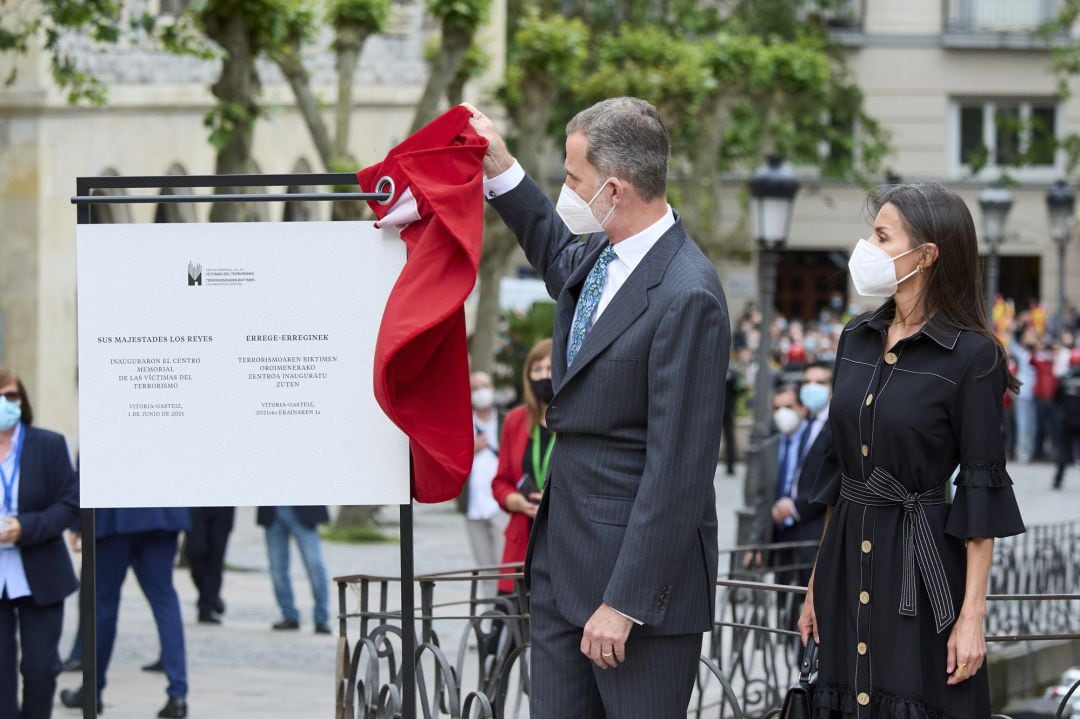 Felipe VI junto a la reina Leticia, descubre la placa inaugural del Centro Memorial de Victimas del Terrorismo