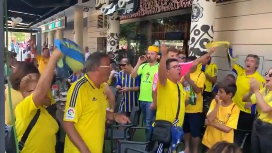 Los aficionados cadistas pusieron de nuevo la nota de color antes del encuentro ante el Almería.