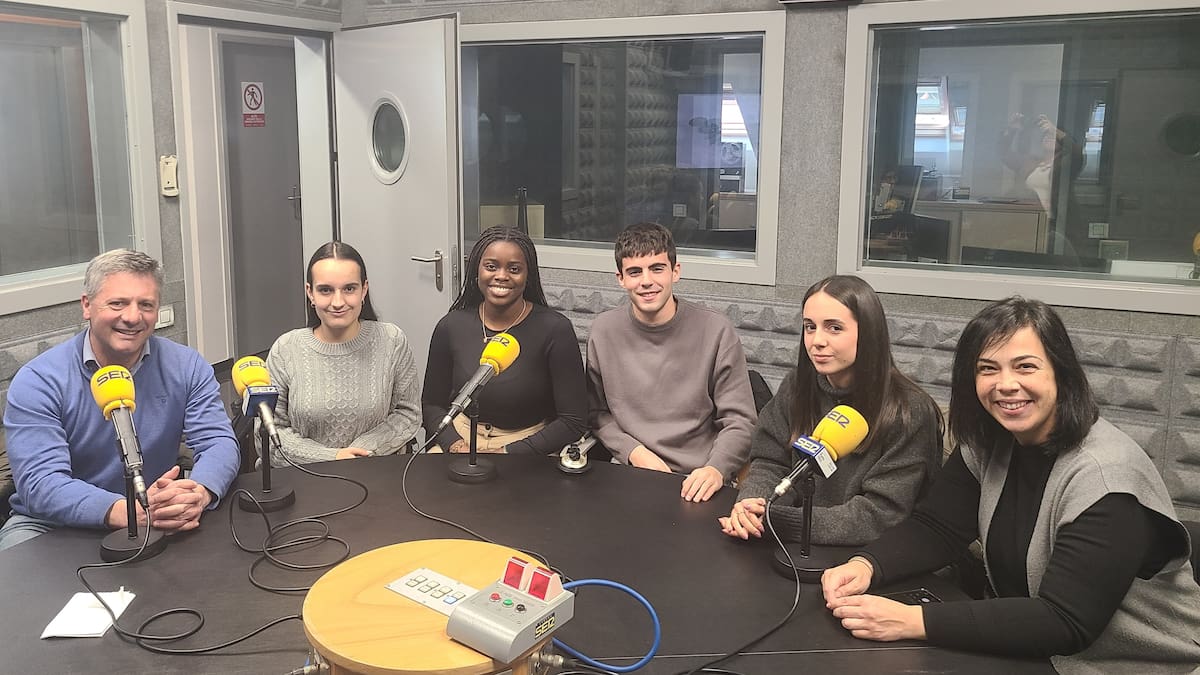Entrevista a alumnos y profesores del IES Ribeira do Louro tras ganar el concurso International Dragon's DeN