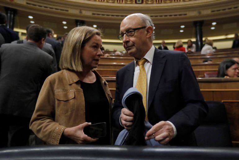 El ministro de Hacienda, Cristóbal Montoro, conversa con la diputada de CC, Ana Oramas,durante la sesión de control al Gobierno celebrada hoy en el Congreso de los Diputados. 