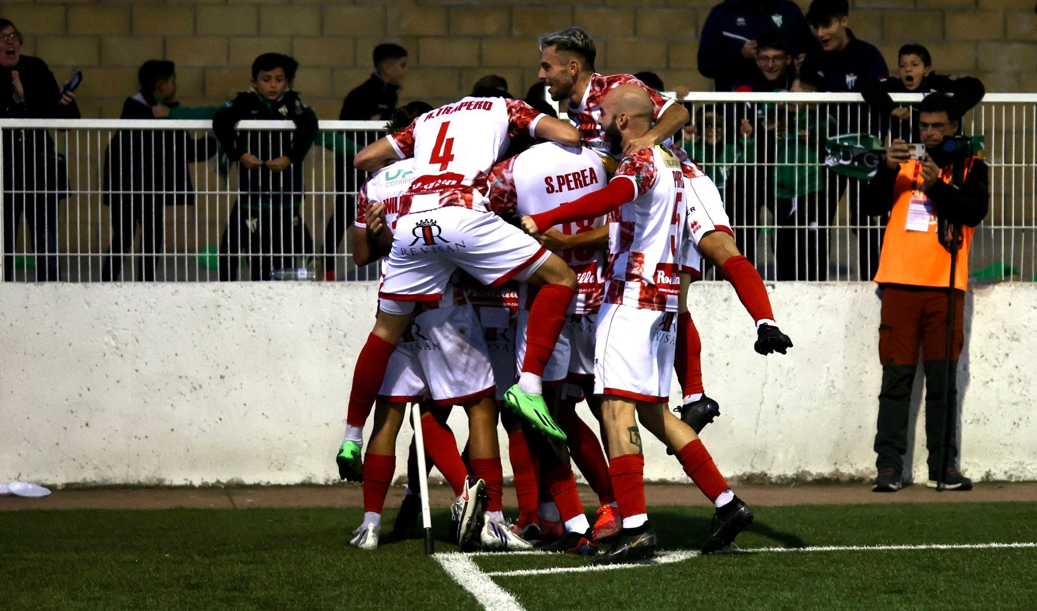 Piña de los jugadores del Guijuelo tras conseguir el gol inicial ante el Depor. Roberto Gallego